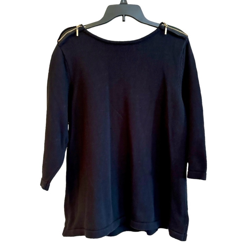 KAREN SCOTT, WOMENS, BLACK SWEATER TOP WITH GOLD ZIPPERED SHOULDERS. SIZE 1X